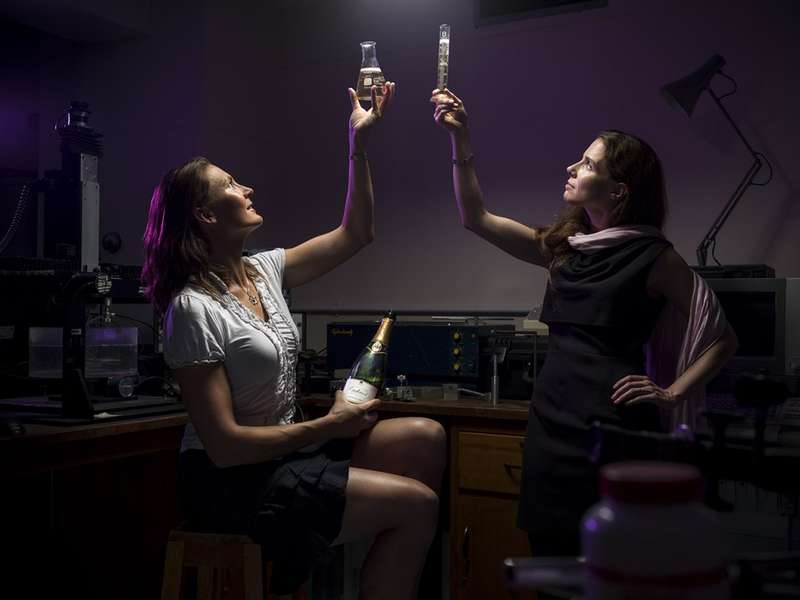 Left: Helen Czerski Right: Eleanor Stride. Photographer: Ben Gilbert. Location: UCL Ultrasonics Lab. Image © Ben Gilbert/ScienceGrrl. Please do not use this image on other sites without the permission of ScienceGrrl (sciencegrrlUK@gmail.com)